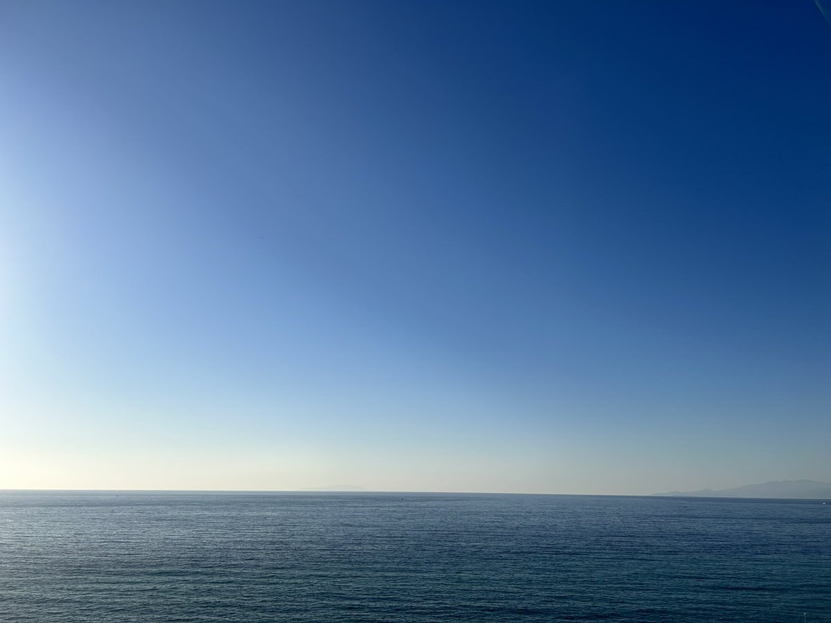 おHell♡ございます

美しい水平線を眺めながら
迎える穏やかな朝

地球は尊い
全部つながっているんだよねぇ

この朝陽のように
キラキラな1日になりますように🕊️

#冬の大磯も最高