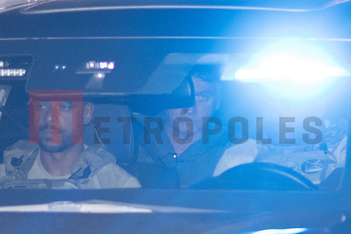 O fotógrafo Kebec Nogueira, do Metrópoles, registrou a chegada de Jair Bolsonaro à Papudinha