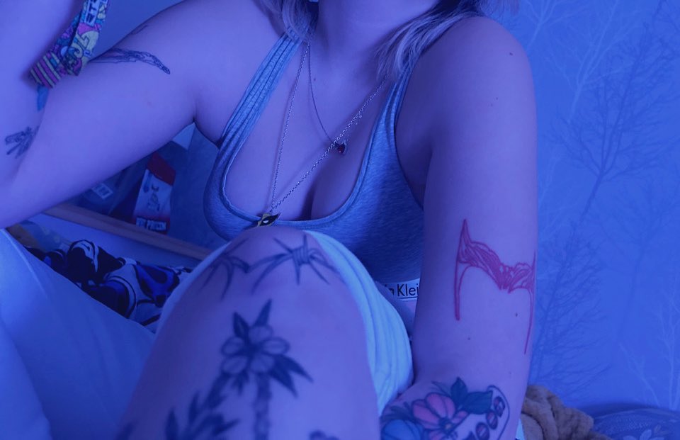 Misty420gal's tweet photo. Just chilling🤫anyone on Fortnite😉
#financialdom #tattoedgirl #onlyfans #naughtygirl #egirl #gamergirl #hotcouple #tattoedcouple #BDSM #cheekypic 

https://t.co/cuWTbf12I1 https://t.co/4q0ZvEfhly