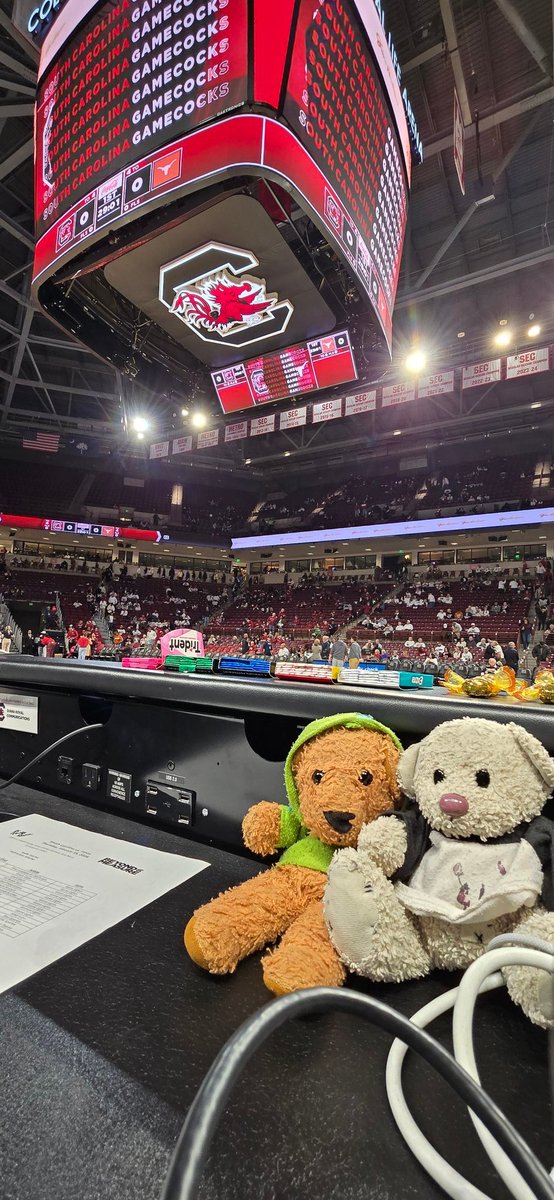 Dad has been slacking SOOOO much.... we'll have to do a photo dump from our adventures..... here's tonight though,  but game against #4 Texas!!  #basketballbears 🐻🏀🐻‍❄