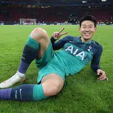 SoccerSouls's tweet photo. Sitting pretty with silverware! Son enjoying the champion's moment! 😄 #THFC #SonHeungMin #Trophy #Tottenham #COYS https://t.co/OEKi8EOwDg