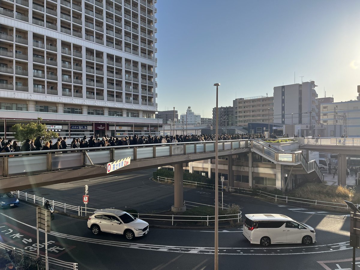 乗ってた電車が東神奈川で回送になって京急に振替も駅まで行くのも大混雑
 #京浜東北線