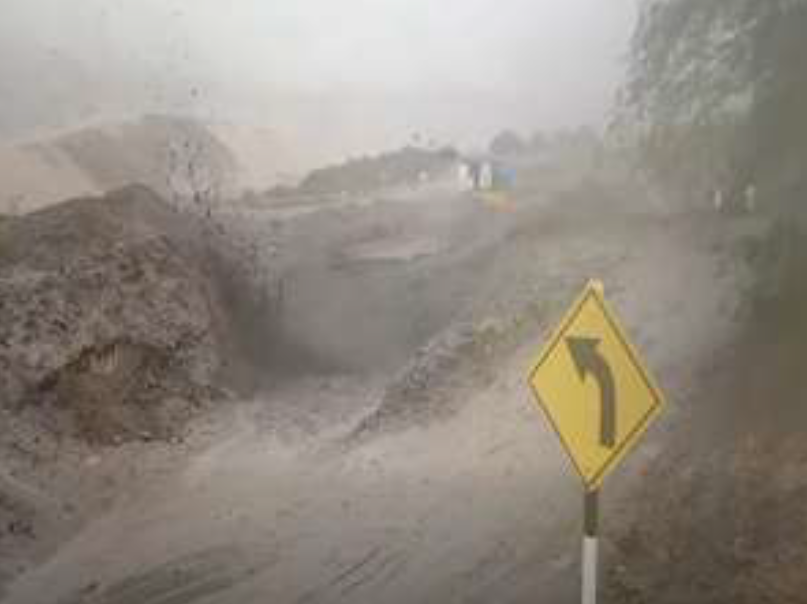 COENPeru's tweet photo. Moquegua | Hoy se registró un #Lahar en la quebrada El Volcán, que causó daños en la infraestructura de transporte (puente) en el distrito de Quinistaquillas, provincia de General Sánchez Cerro. El gobierno local realiza la #EDAN. COEN monitorea la emergencia. https://t.co/E799ynRYDQ