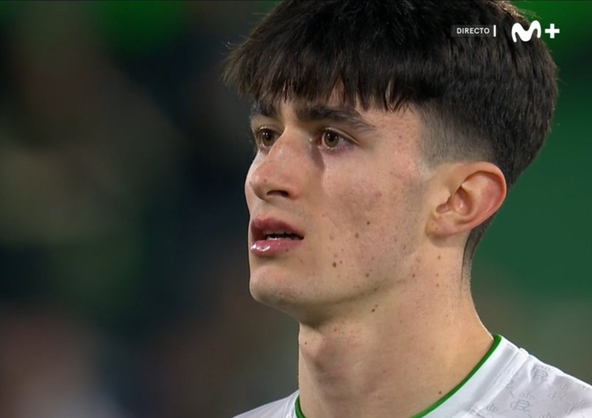 SoyPabloPuente's tweet image. Cabeza alta, txapeldun.

Marcaste en el debut, hoy batiste dos veces a Joan García y en la tercera, aún decidiendo mal, te saca una gran mano.

18 años y recién llegado al fútbol profesional. 

Quedémonos con lo positivo y apoyo, que lo va a necesitar.