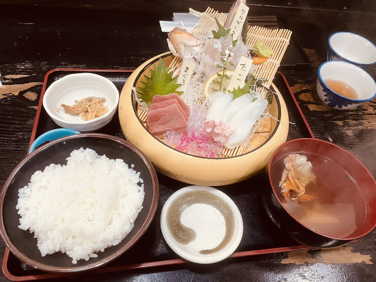 真鯛の煮魚定食いただきます🙏
魚は旨い👌 