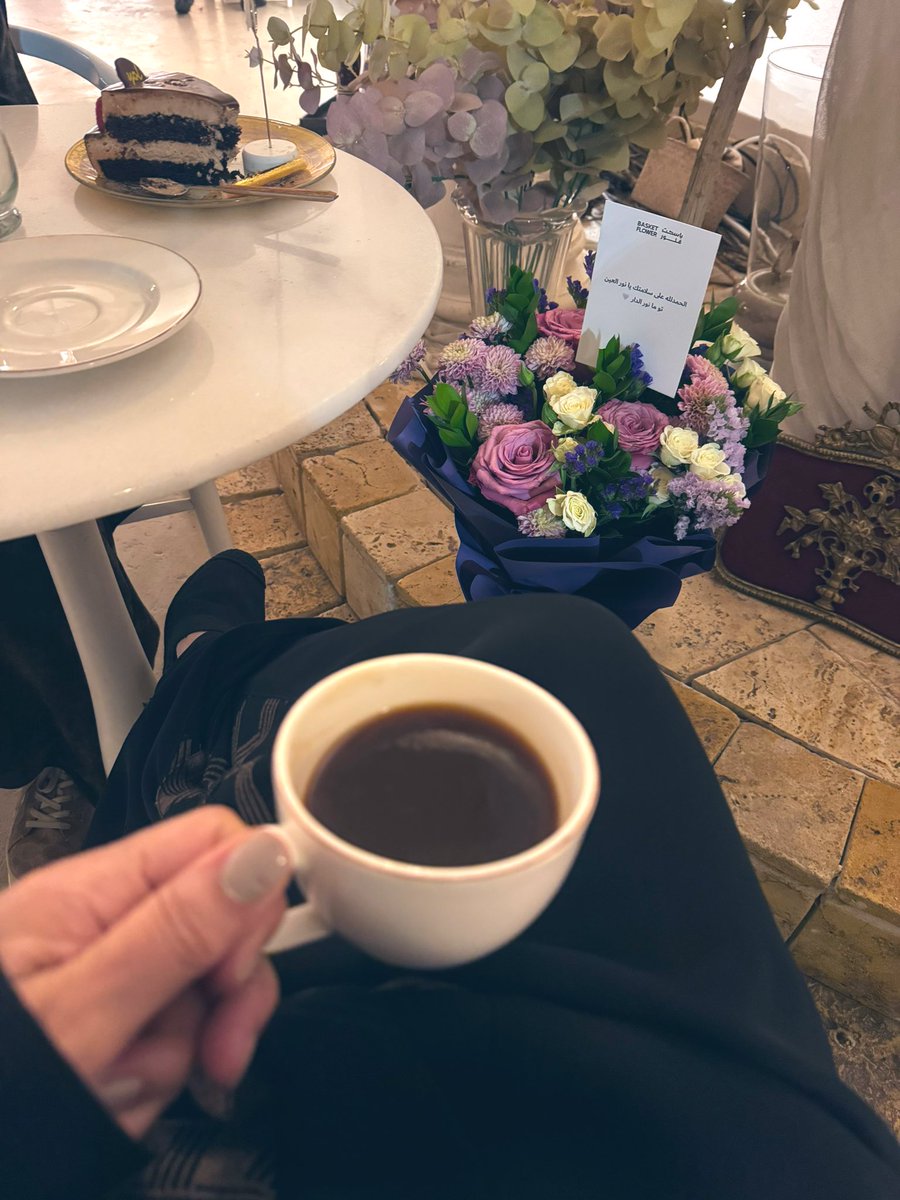 فمان الله لو أني حزين والحشى مجروح
     فمان الله و الدنيا ڪذا . . يا أعز خلاني 💔