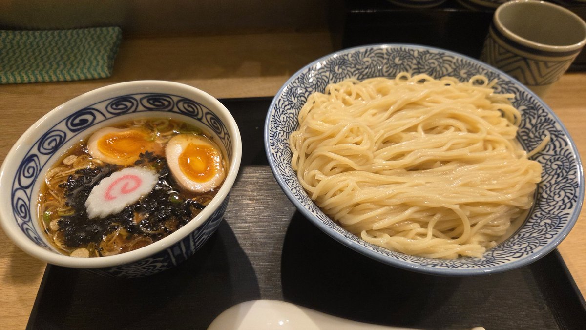 中華そば青竹
特製つけ麺1200円 大盛り100円
以前越智があった場所にいつの間にかできてたが、なかなか行く機会がなく初訪問。
店名も外観もメニュー構成も今さら？と思うが青葉を彷彿とさせるものがある。
よくわからんけどまあ食べてそう不満もないのでたまには行ってもいいかも。