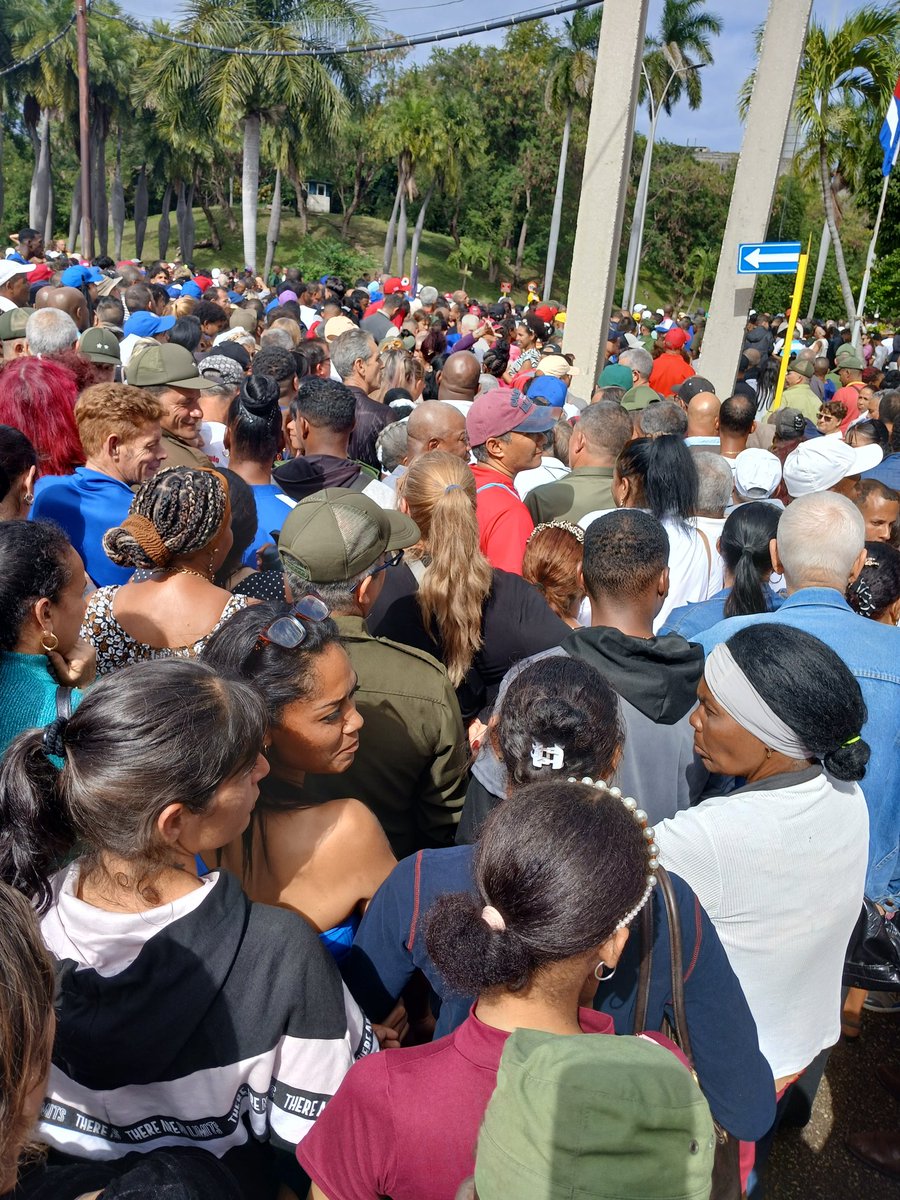 Cuba rinde honores a sus #Héroes #HonoryGloria. 1er Coronel Lázaro Rodríguez Rodríguez tú familia te recordará como un héroe siempre fiel y fidelista, todo un guerrero. No importa la #lluvia. EPD.