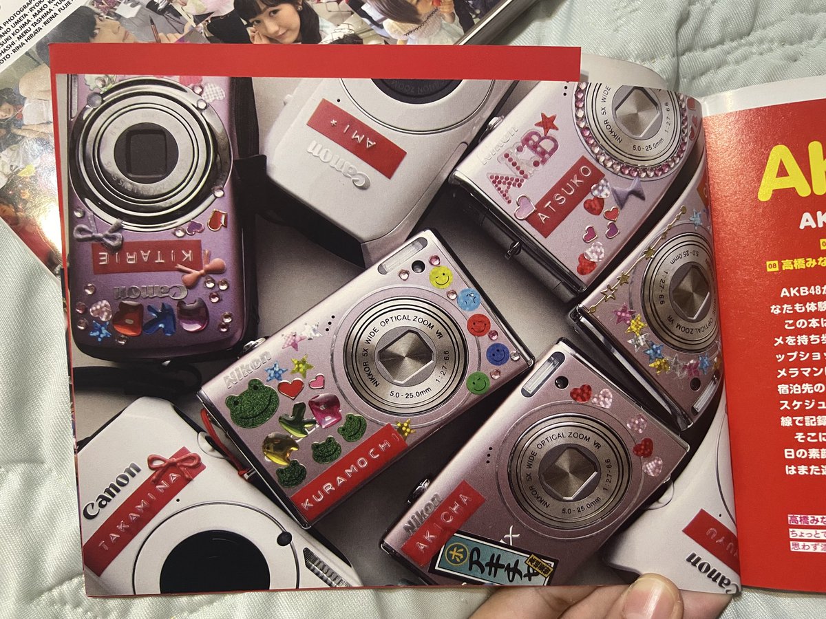 Kat4omo1's tweet image. From early 2010 to 2012, AKB members were given digital cameras to take photos of each other, over 30 thousand pictures were taken, but they were selected and split into 4 photo books 250 pictures each, they then made a finale book later in 2014