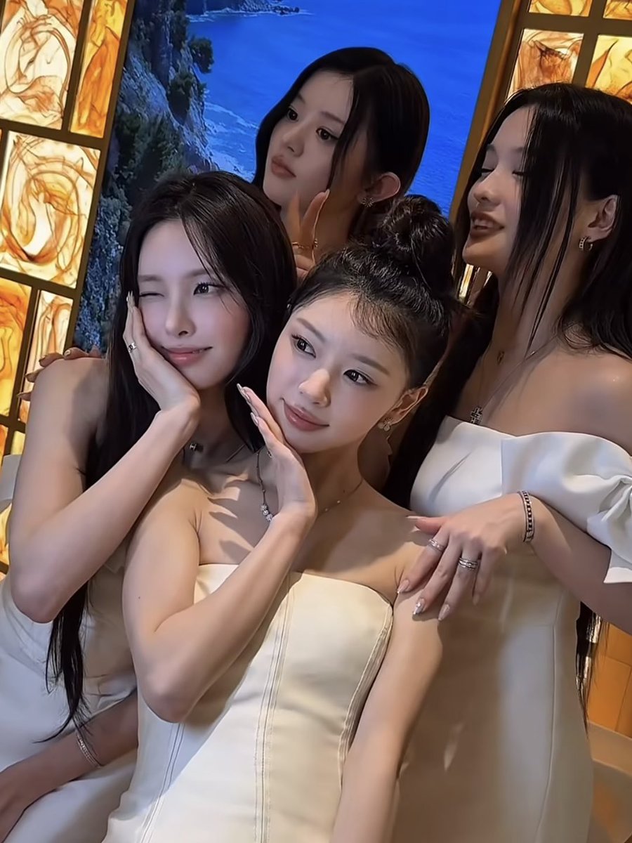 yunjukaz's tweet image. release the group pictures juseyo