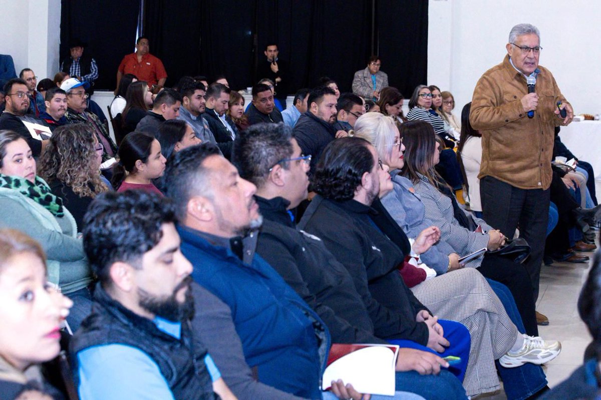 En la Región Norte, en Piedras Negras, #Coahuila, el Srio. Gral. del SNTE, Mtro. Alfonso Cepeda Salas, dialogó con agremiados de la Sección <a href="/snte_38/">Sección 38 SNTE COAHUILA</a> sobre los retos para 2026 📆. Garantizó mejora salarial, estabilidad laboral y vida sindical democrática 🗳️📚.