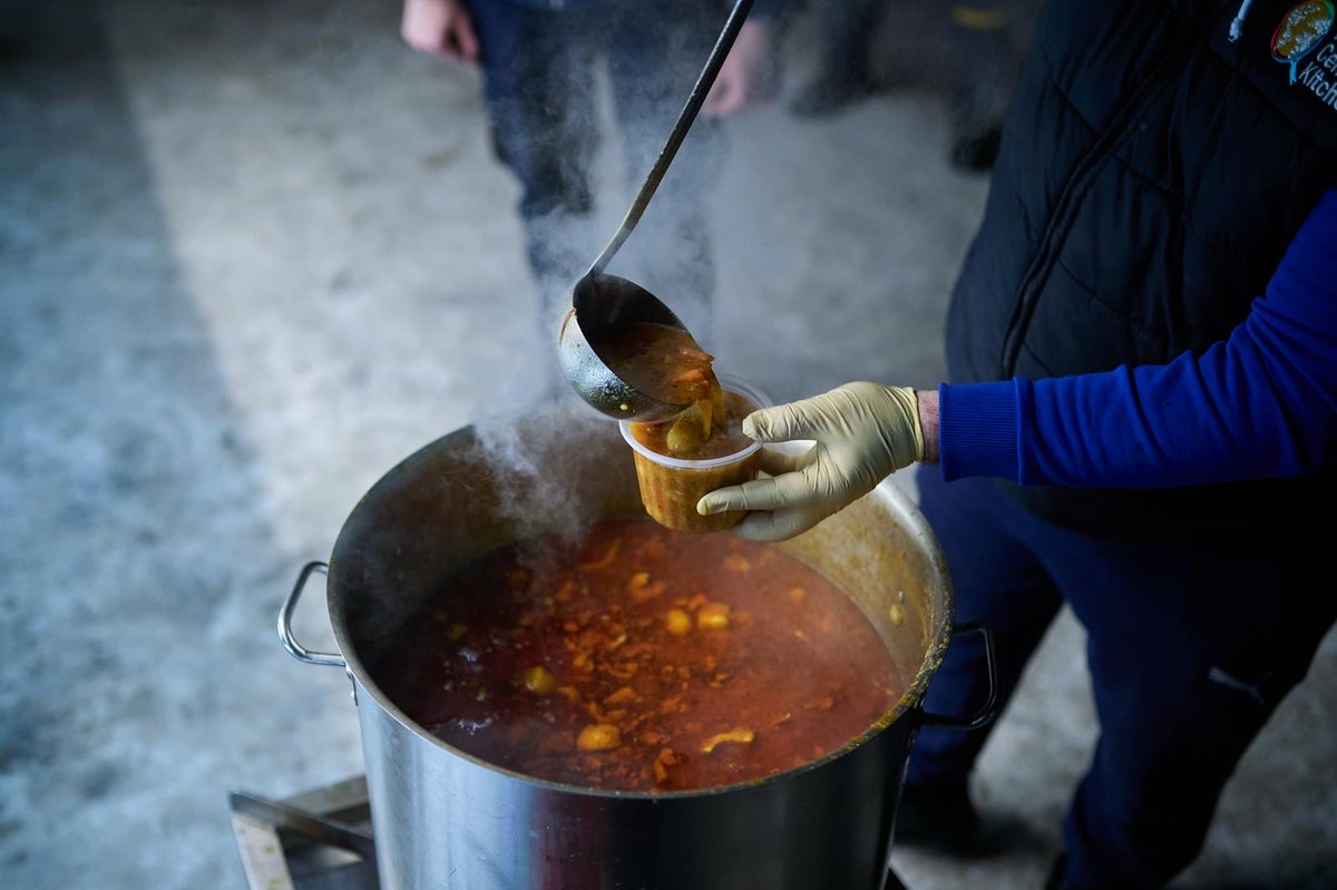 chefjoseandres's tweet image. A warm bowl of bohrach…a hearty Ukrainian stew…is how @WCKitchen is helping the good people of Kyiv get through these cold, tough days and nights with no power because of Russian bombs. President Zelensky just declared an energy emergency amid endless attacks and brutal winter…