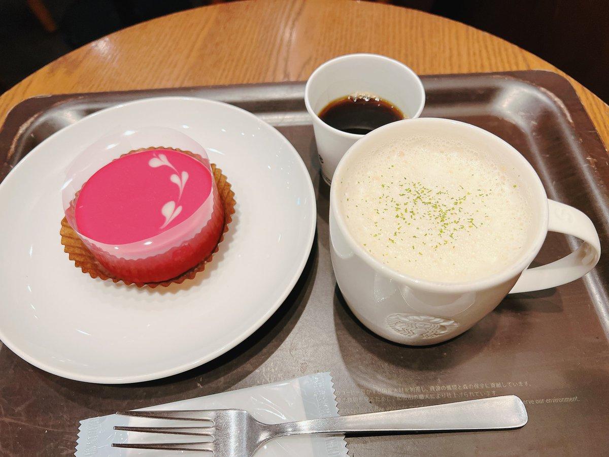 スタバのトリュフスープチーノやっと飲んだ☕️
ルビーチョコレートケーキも美味しい😋