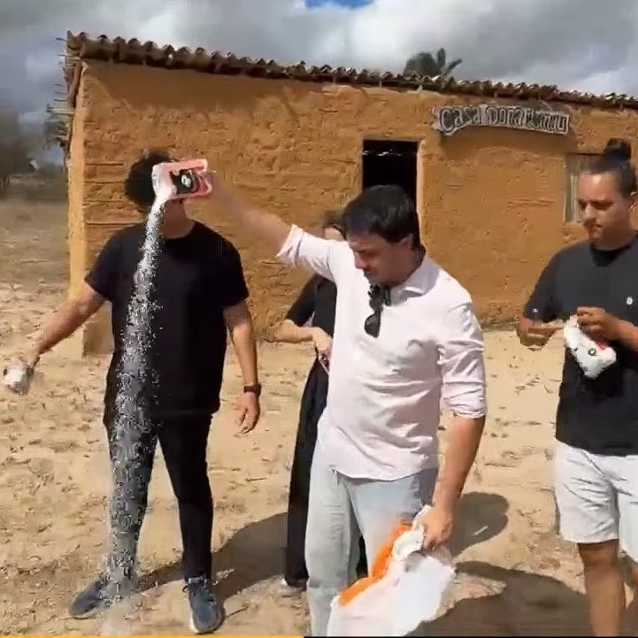 republiqueBRA's tweet image. 🛖 💥 Pré-candidato à Presidência Renan Santos joga SAL GROSSO na Casa Dona Lindu, réplica da casa onde nasceu e cresceu Lula.
