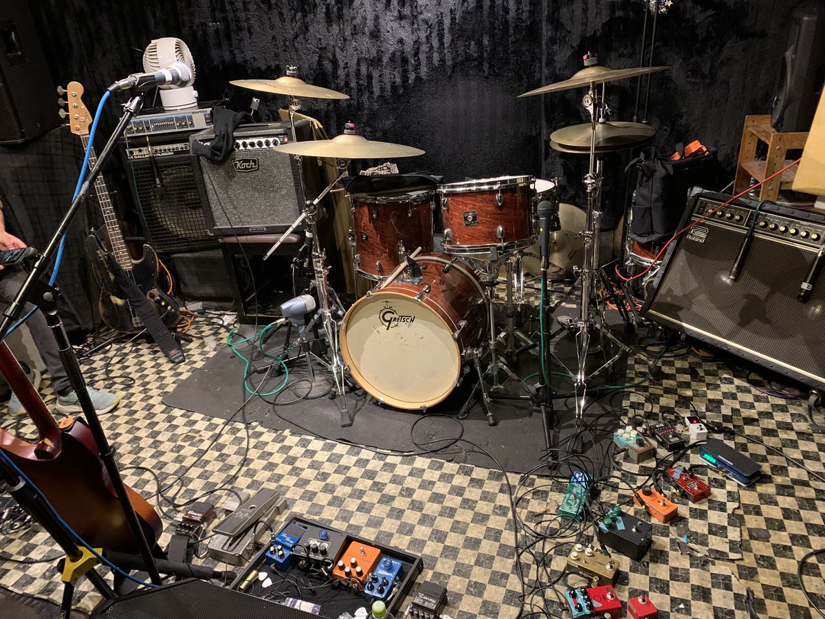 ホンノマジカナハル
ヒゴさんとラピスさんの演奏を観るのは久し振り。初っ端のヒゴさんのベースの音で早速やられてしまった。ヤマジさんラピスさんの2本のギターの絡みも絶妙。4月にまたこのメンバーでやるそうなので楽しみ。

NoMEもまたやって欲しい。