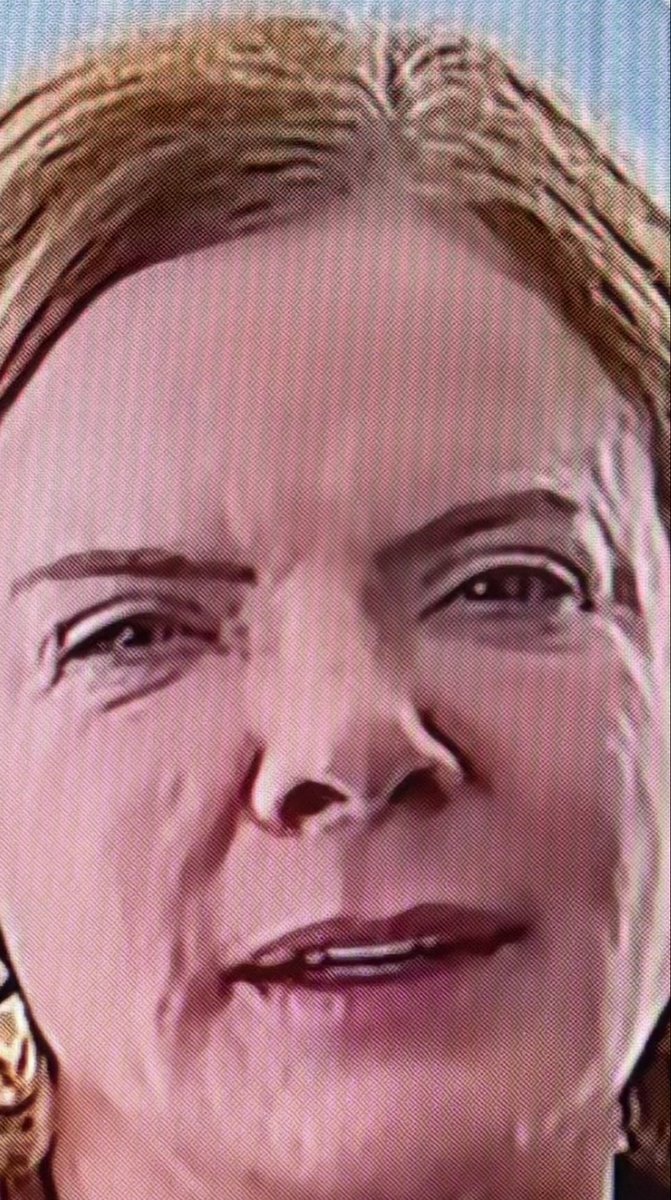 Faz tempo que não via a Gleisi Hoffmann, achei ela muito enrugada.