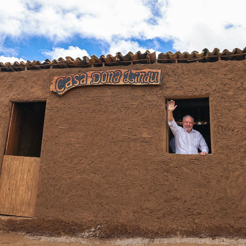 republiqueBRA's tweet image. 🛖 💥 Pré-candidato à Presidência Renan Santos joga SAL GROSSO na Casa Dona Lindu, réplica da casa onde nasceu e cresceu Lula.