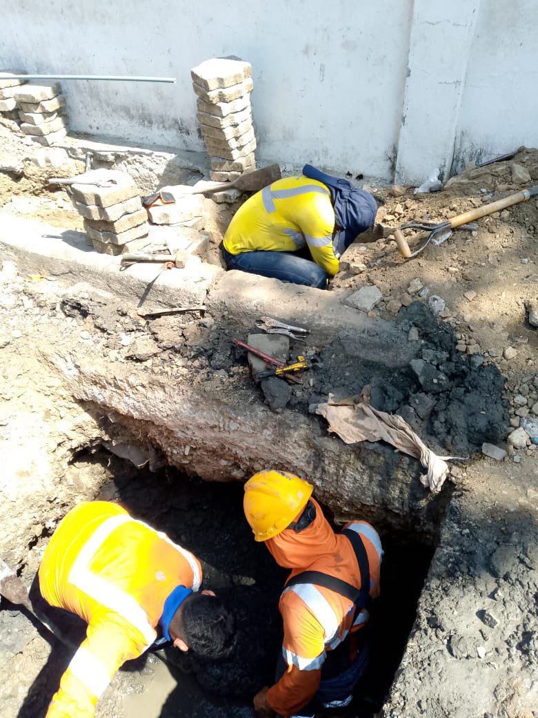 A pesar de las condiciones climáticas, en EMAPAD seguimos en territorio.

Con el equipo del área comercial realizamos revisión de guías y trabajos en campo, utilizando maquinaria y equipos especializados para brindar atención directa a los usuarios.

#TransformaciónConResultados