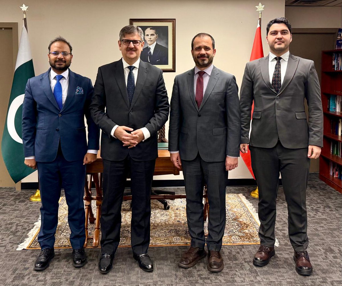 PakinVancouver's tweet photo. The Consul General received His Excellency Mr. Cenk Ünal, Consul General of the Republic of Türkiye in Vancouver, today. During the meeting, the two Consuls General exchanged views on matters of mutual interest and to further enhance cooperation.
@ForeignOfficePk  @PakinCanada_ https://t.co/J0R54UNsSy