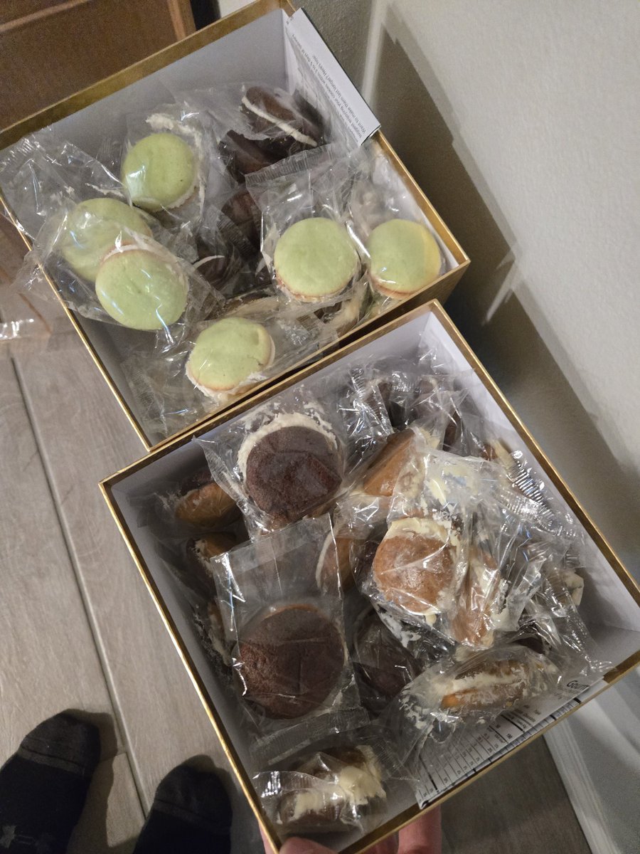 GuberMocker's tweet photo. Thanks @FedExHelp for dropping off 3 month old moldy food that I now have to throw out because you delivered it 3 months late! Fucking retards! 🖕🖕🖕🤬 https://t.co/VzVF0UX8Qc