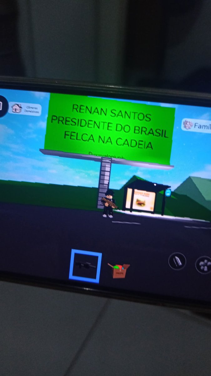 mblivrers's tweet image. Enquanto isso no Roblox.