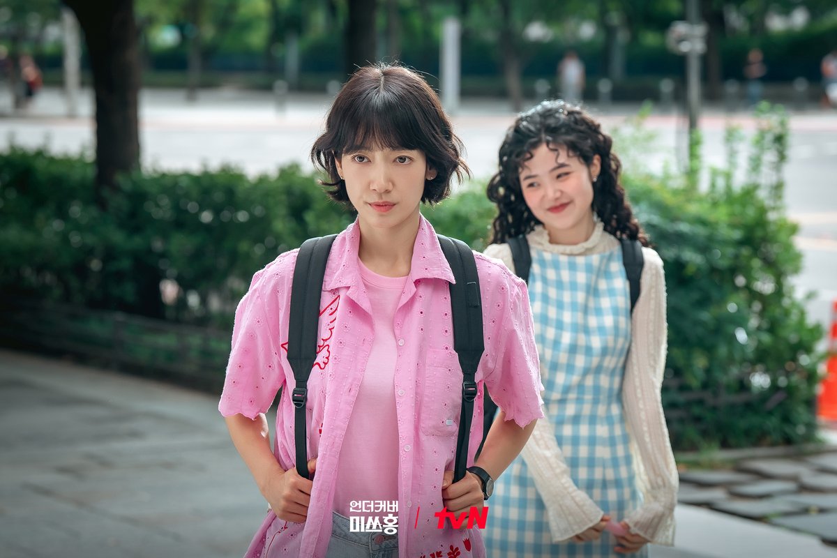 CJnDrama's tweet image. 비자금 장부 내부고발자 '예삐' 추적기💥

1️⃣ 여의도 마녀 홍금보 → 말단 사원 홍장미
2️⃣ 기숙사 301호 입성
3️⃣ 구남친과 비디오방 설전 상대의 등장

금보의 위장 취업 수난 시대 START🔥

레트로 오피스 코미디 &amp;lt;언더커버 미쓰홍&amp;gt;
1/17 [토] 밤 9:10 첫 방송

#tvN #언더커버미쓰홍…