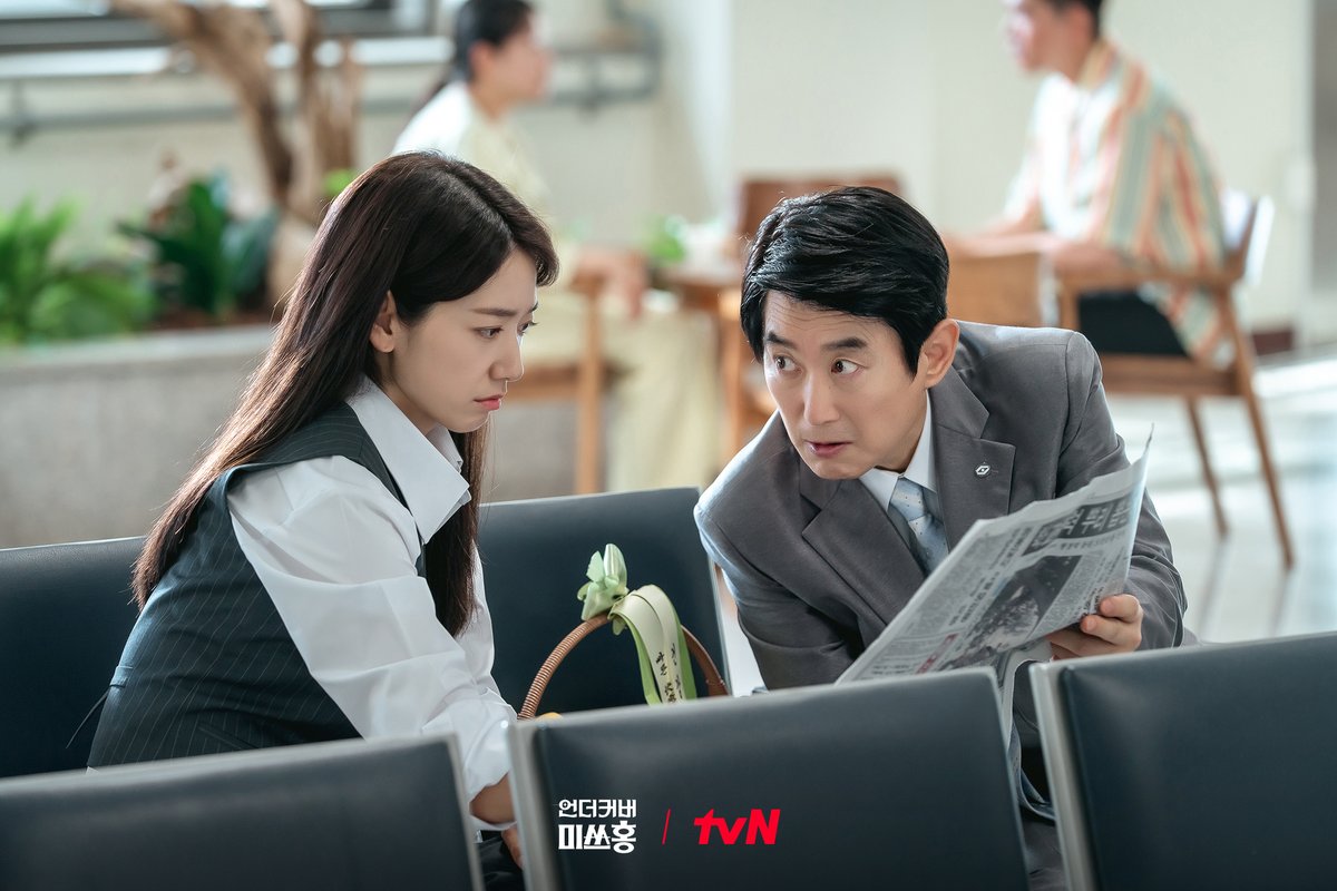 CJnDrama's tweet image. 비자금 장부 내부고발자 '예삐' 추적기💥

1️⃣ 여의도 마녀 홍금보 → 말단 사원 홍장미
2️⃣ 기숙사 301호 입성
3️⃣ 구남친과 비디오방 설전 상대의 등장

금보의 위장 취업 수난 시대 START🔥

레트로 오피스 코미디 &amp;lt;언더커버 미쓰홍&amp;gt;
1/17 [토] 밤 9:10 첫 방송

#tvN #언더커버미쓰홍…