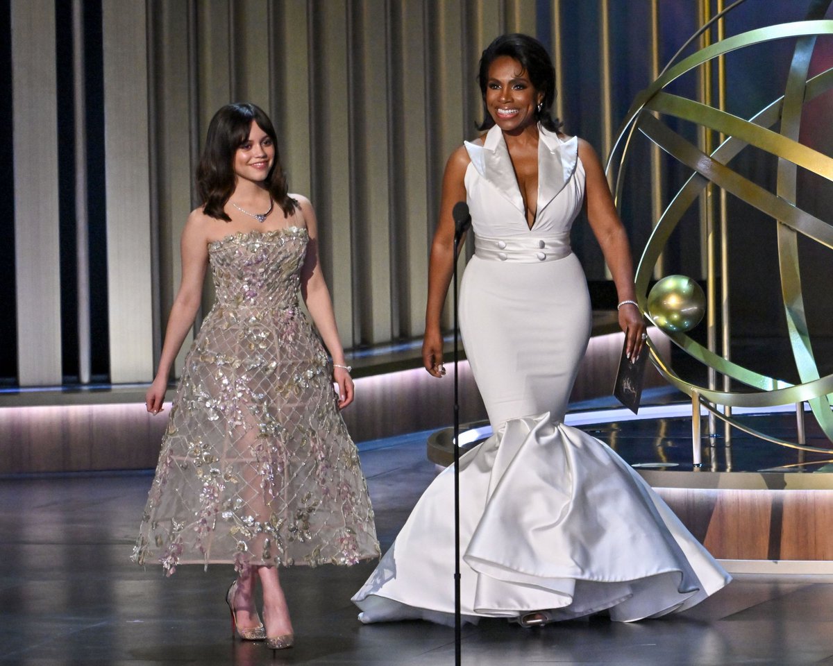 jennaortega13om's tweet photo. Jenna Ortega with Sheryl Lee Ralph: 75th Primetime Emmy Awards (Show) at Peacock Theater in Los Angeles, California.
January 15, 2024.
2 years ago.
#Jenna #Ortega #JennaOrtega #Jennaism #GODDESS #QUEEN #AcceptYourIdol #Dawn #SavingFlora #X #WednesdayAddams #Wednesday https://t.co/iSUZYJRBLO