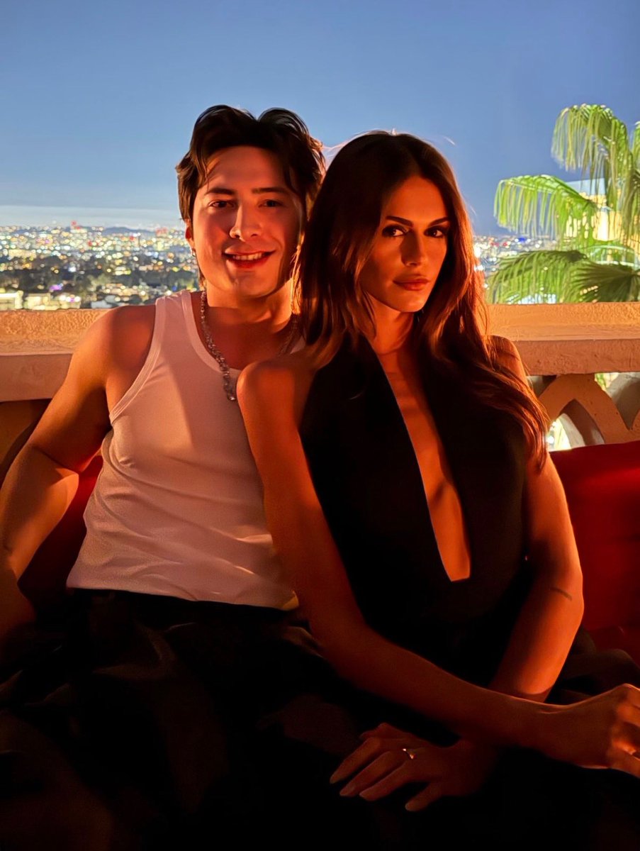 gothiclassic's tweet image. buzzy