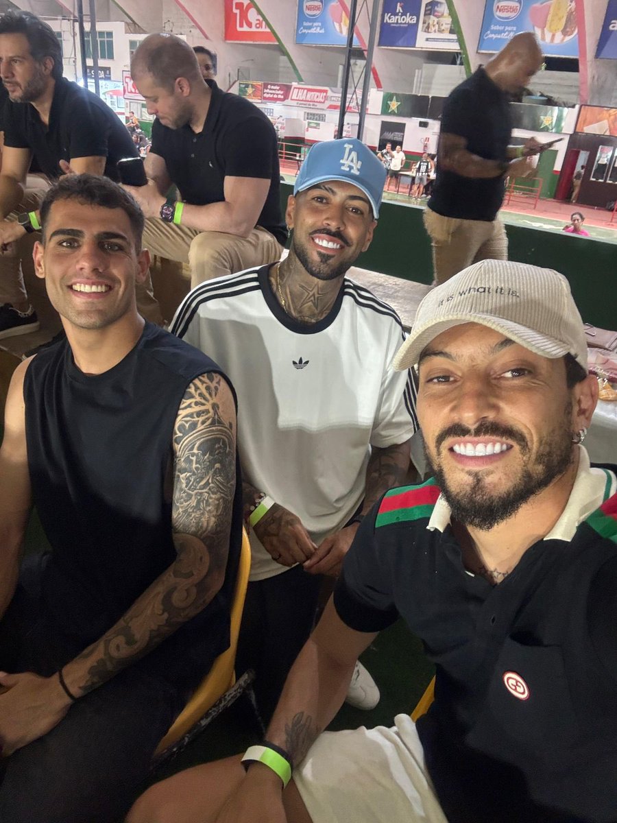 Botafogo's tweet image. Torcida ilustre! 😁🤳🏼

Na primeira vitória do Fogão comandada pelo Sub-20 alvinegro, atletas da equipe principal marcaram presença e comemoraram os primeiros três pontos da temporada! FAMÍLIA BOTAFOGO! 🖤🤍