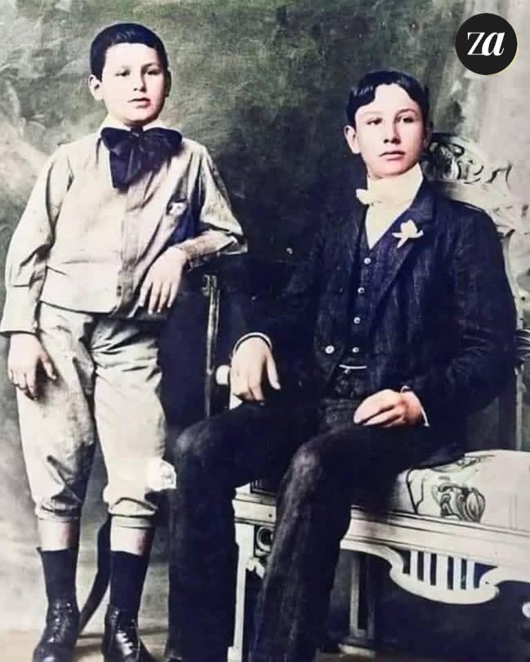 Los gorilas 🦍 🤝 y los Perón…

"Esa fue la única vez que los Perón tuvimos un amigo gorila.” J. D. P. 

En enero de 1955 falleció el hermano mayor de Juan Domingo Perón de nombre Mario Avelino. Fue el cuarto Director del Zoológico Municipal de Buenos Aires. En la foto sentado