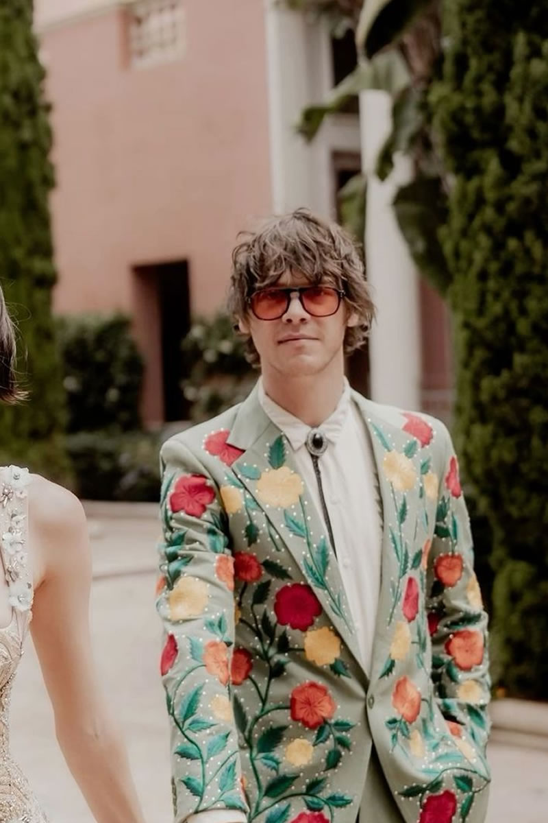 FianceeBodas's tweet photo. Los bordados en el traje de ceremonia del novio son la nueva tendencia que todos quieren llevar en su boda: https://t.co/bLNmOyKwiX https://t.co/TjESzwBxrM