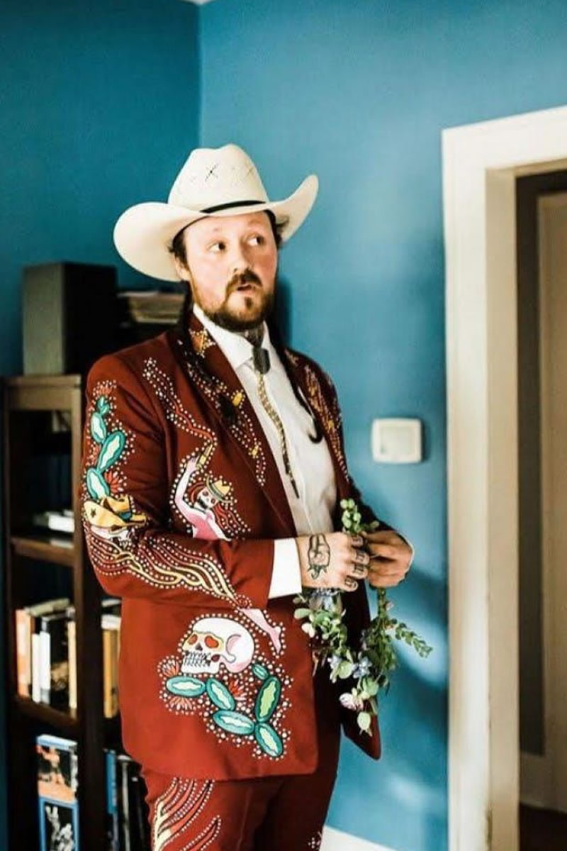 FianceeBodas's tweet photo. Los bordados en el traje de ceremonia del novio son la nueva tendencia que todos quieren llevar en su boda: https://t.co/bLNmOyKwiX https://t.co/TjESzwBxrM