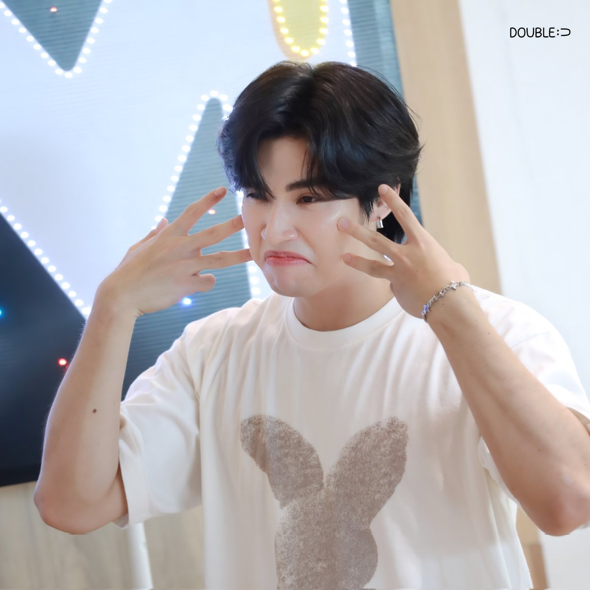 วันนี้จะได้เห็นหน้าเด็กไหมนะ คิดถึงมากๆ ยังไงก็ขอให้ทุกสิ่งที่ทำราบรื่น ไร้อุปสรรคเช่นเคยนะ  รักครับ
#Poompps #PoomPhuripun #ภูมิอัพ🤣