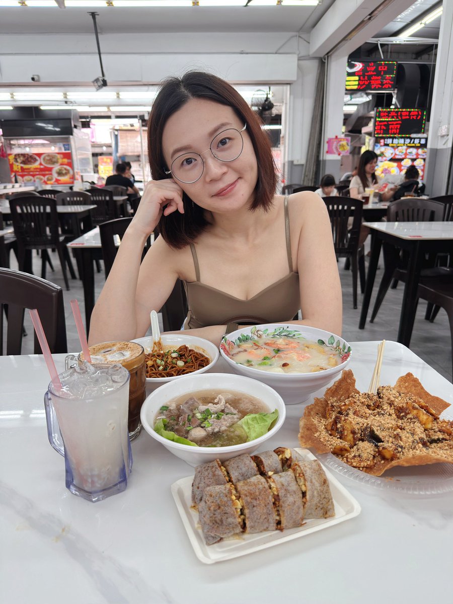 daddynshane's tweet photo. Hujung minggu settle kerja terus lapar 🍽️ Singgah food court baru, pilihan banyak gila—mee kering, sup daging, set campur, popiah, rojak buah, kopi ais & barli ais 🧊 Tempat luas, berangin, makan pun syok. #MakanWeekend #FoodieMY #LaparTerus 😄 https://t.co/LR0BtesvLW