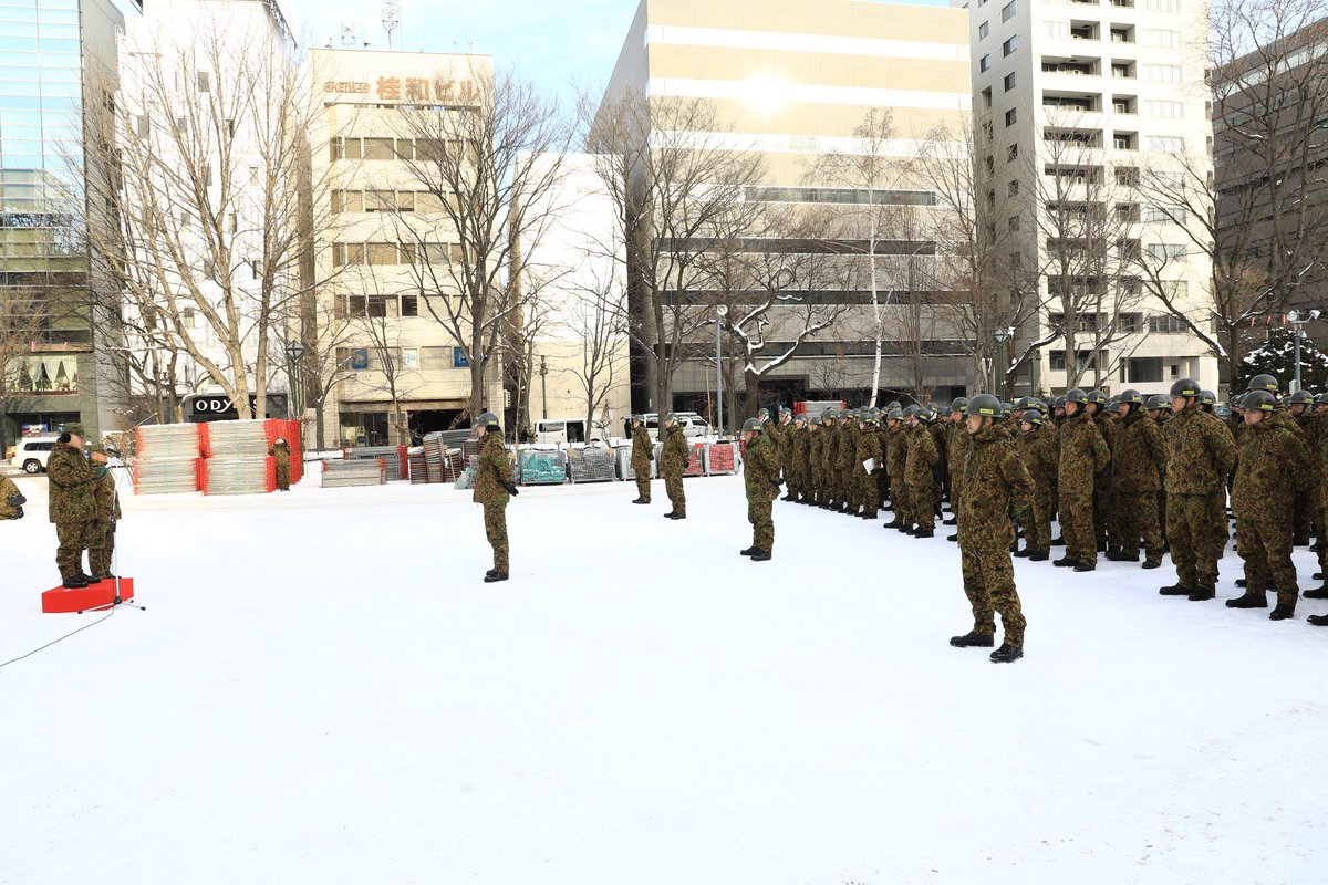大都市の中心部に迷彩服の実力組織が整列してるのを海外からの観光客が見たら何事かと思うよな。実は雪像作るための雪を運んでましたってのがまた良いよね。