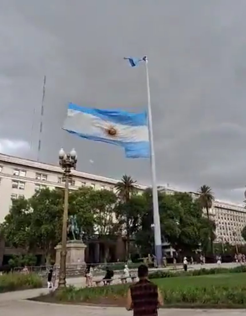 porqetendencias's tweet image. "GOBIERNO ANTI-ARGENTINO"

Porque el gobierno de Javier Milei trata mucho mejor la bandera de Venezuela y de Israel que la bandera de Argentina