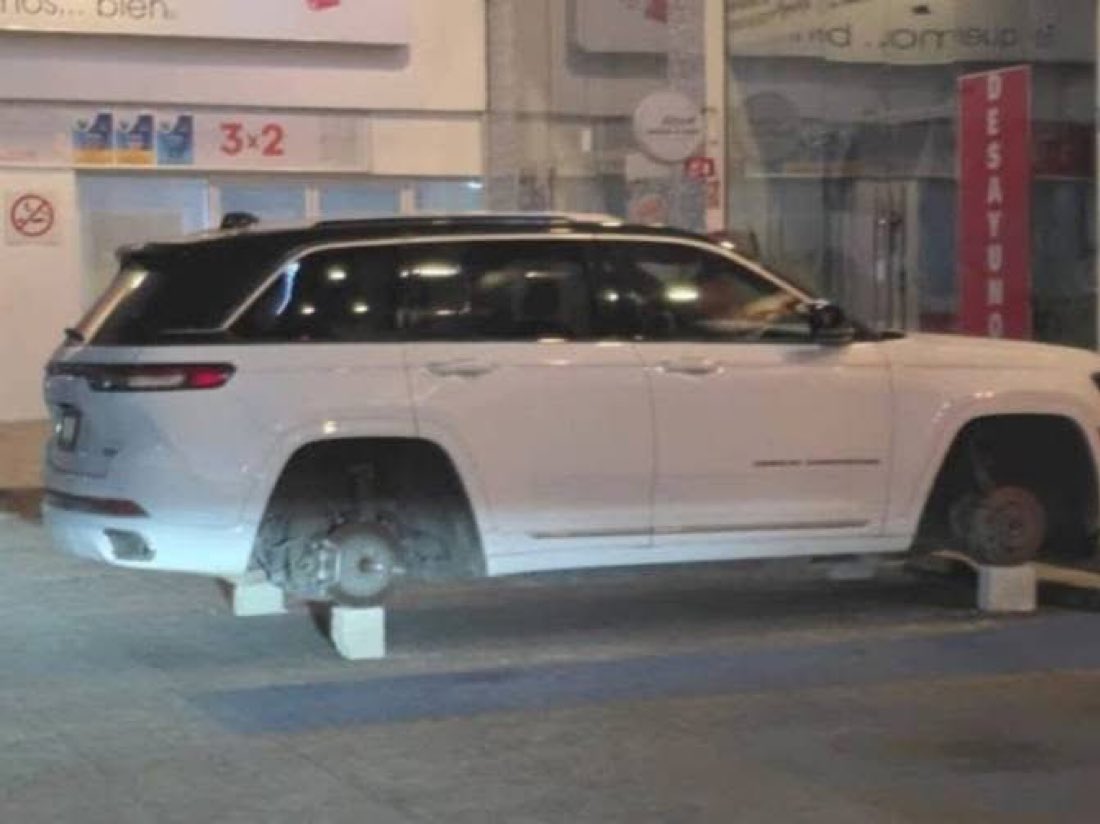 pedroferriz3's tweet image. Jajajaja le robaron las llantas de su camioneta en puebla a @NachoMierV 

A disfrutarlo votado Nachito