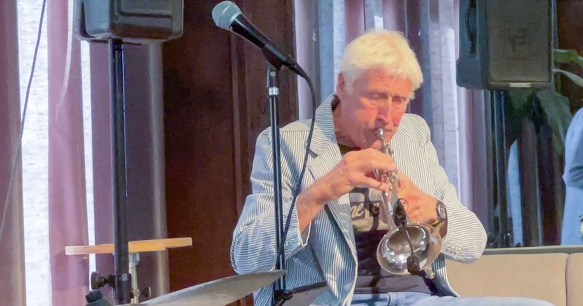 haarlem's tweet image. Trompetist Peter van Litsenburg plotseling overleden: Ergens in Haarlem, net als de avond haar 'blauwe jas' over de stad had uitgespreid, klonk met regelmaat één innemende toon voordat de cafés hun deuren sloten. Warm, helder, soms een beetje… dlvr.it/TQN4zG