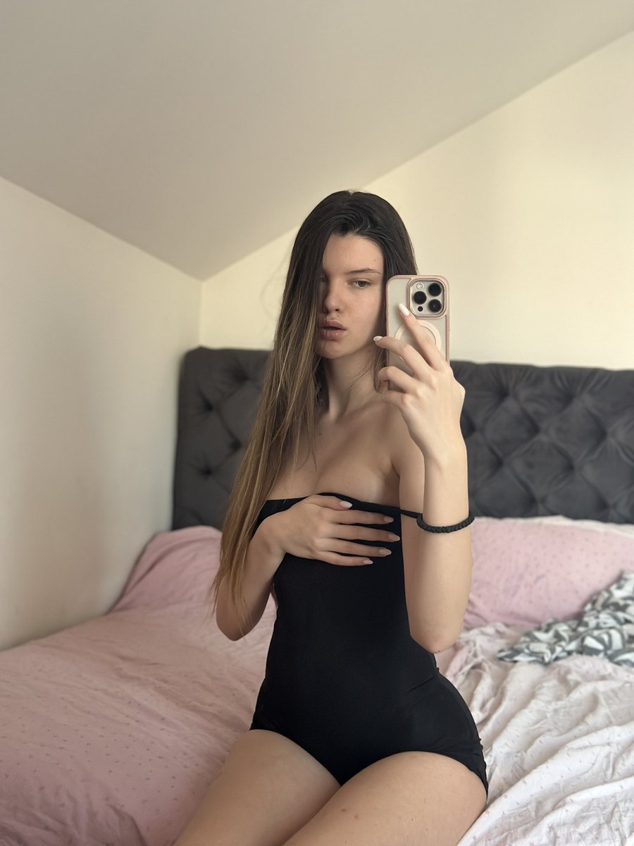 princess_Evaaaa's tweet photo. Hey crypto if I show you my 🍒 would you make me profitable?🥺 https://t.co/G4vNKjqiON