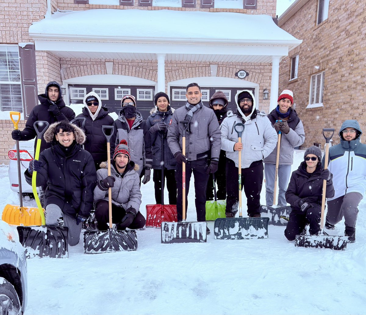 Neighbours helping neighbours. I had the opportunity to briefly join these incredible Milton youth earlier today as they generously gave their time to help seniors and people with disabilities shovel their driveways. ❄️

Need assistance? Contact: 905-805-1782. 

#MiltonON