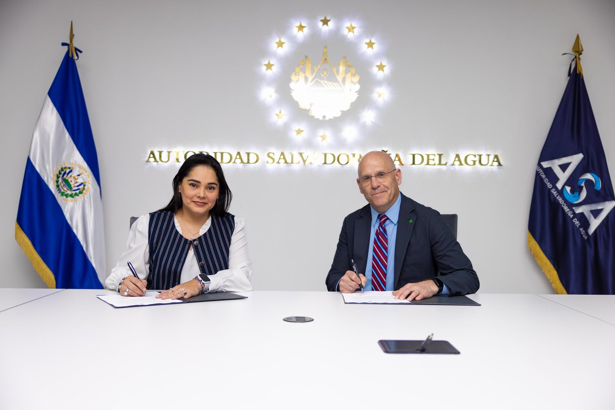 ZamoranoHN's tweet photo. En su gira por El Salvador, el Rector Designado de #UniversidadZamorano, Jeff Cohen, se reunió con Ethel Cabrera, presidenta de #ASA, para la firma de convenio. Un proyecto que impulsa ciencia aplicada y forma jóvenes comprometidos/as con el futuro ambiental. 💧
#JeffCohenRector https://t.co/FXJ3g6fh56
