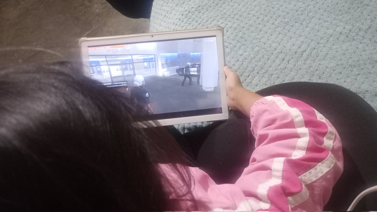 anavilla89's tweet photo. @MillsRP_  aquí mirando el directo. Lucia te manda saludos https://t.co/UxXmuiLaup
