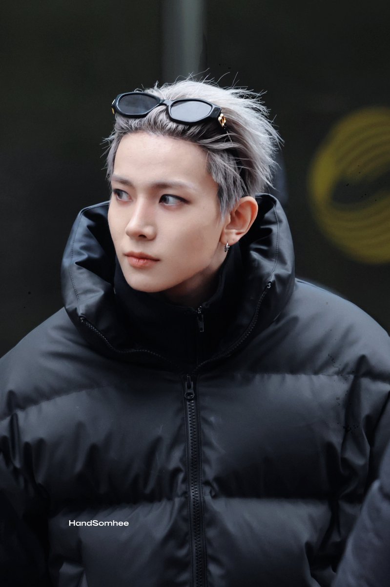 260116 KBS
시작할 때 센터(C 포지션)에 서 있어요～
희승이 한 동작이 정말 너무 멋있었어요. 어깨를 비틀면서 뒤로 젖히는 동작이어서 인상이 특히 깊었어요.
#희승 #Heeseung #엔하이픈 #Enhypen