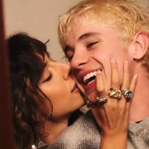 ADaCotaMonteiro's tweet image. COM ELA É ASSIM! Juliano conta que Marina Sena introduziu vegetais na sua alimentação :

"Ela ficava brava que eu não queria comer brocolis ta ligado? Ai ela  dizia que eu só podia levantar da mesa depois de comer tudinho e ficava me dando tapa na nuca falando ‘TA DOENDO?? É SÓ…