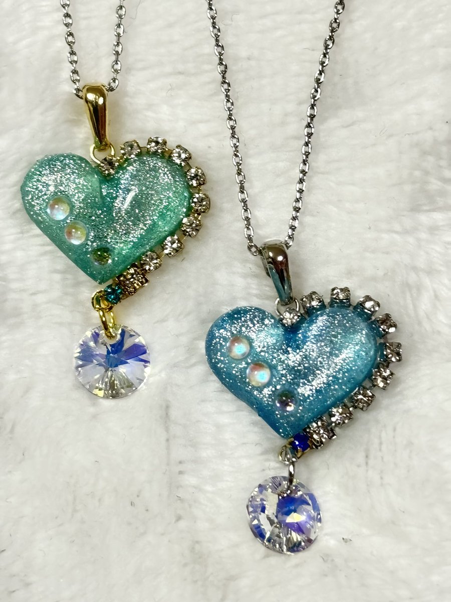 potekichi130's tweet photo. ハンドメイドらぼさんのハート❤️のモールドでネックレスを作りました。^ ^
#レジンアクセサリー
#ハンドメイド
#ハンドメイドらぼ https://t.co/z0iazr5I6I