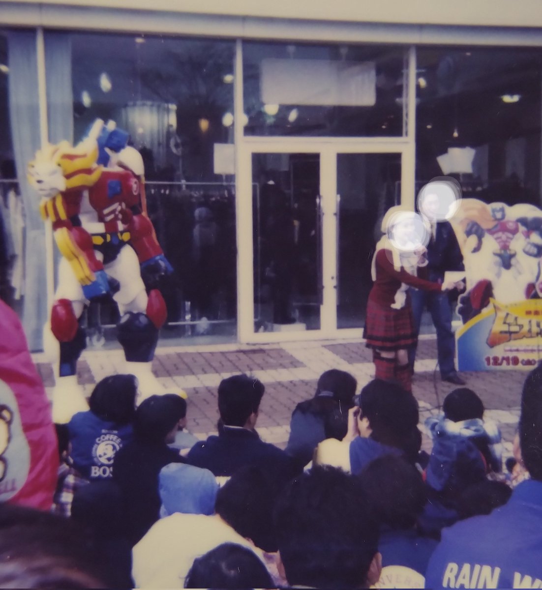 JxHVzX8j8577888's tweet image. トランスフォーマー・ビーストウォーズの映画プロモーションで回った時です。腕の先まで全身FRPでホントに重い。かなりの高下駄で身長2.5㍍くらいあります。歩くのも大変。意地になってめちゃめちゃ動いたら、映画会社の担当様から褒められました。しかしキツかったです…#特撮　#ヒーローショー