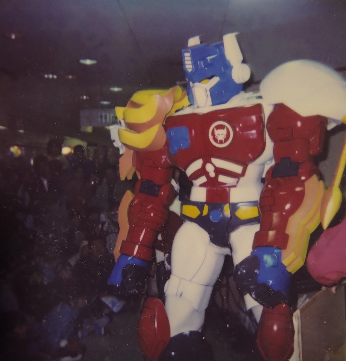 JxHVzX8j8577888's tweet image. トランスフォーマー・ビーストウォーズの映画プロモーションで回った時です。腕の先まで全身FRPでホントに重い。かなりの高下駄で身長2.5㍍くらいあります。歩くのも大変。意地になってめちゃめちゃ動いたら、映画会社の担当様から褒められました。しかしキツかったです…#特撮　#ヒーローショー