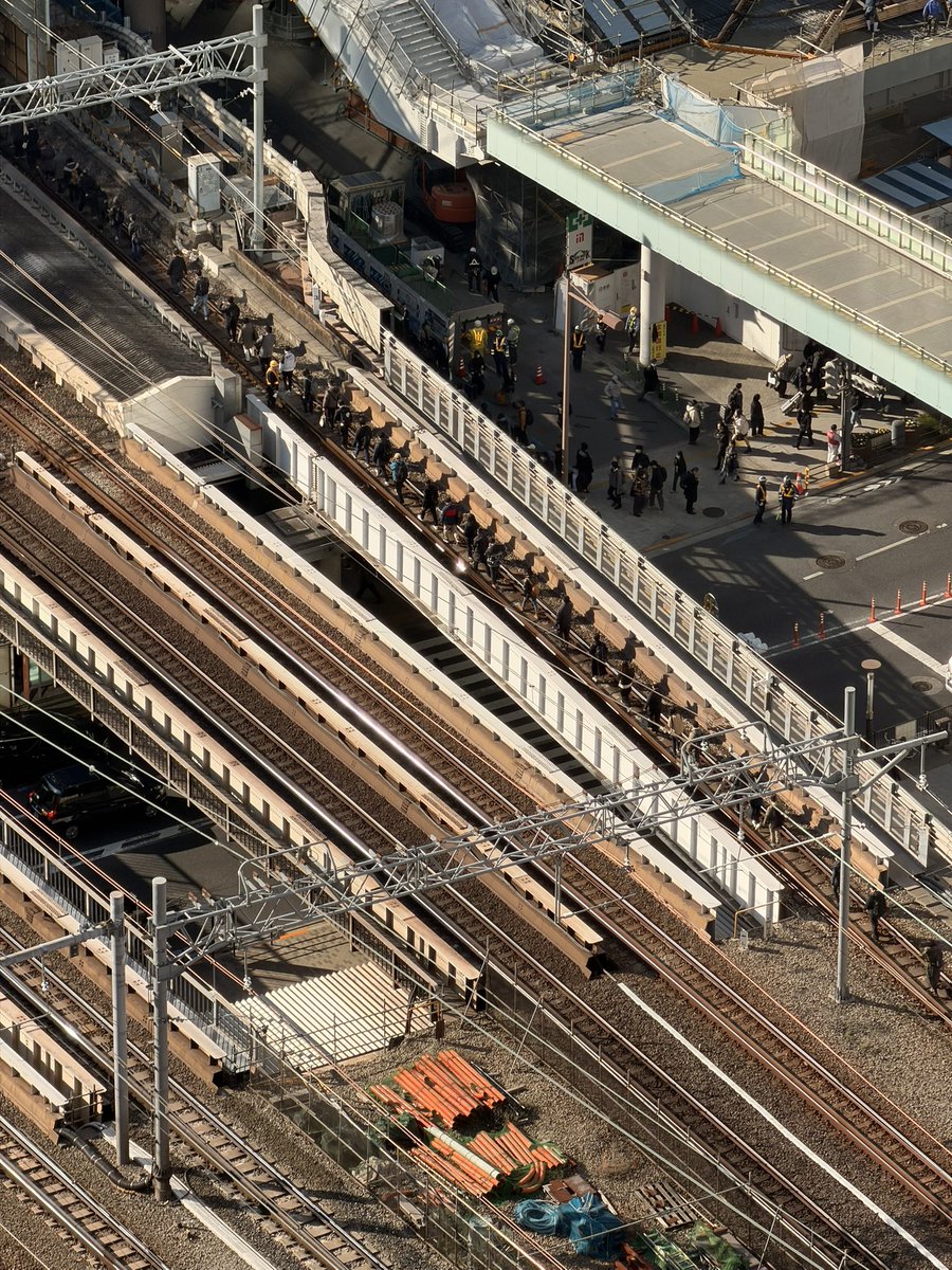 山手線線路の上人が歩いてますやん