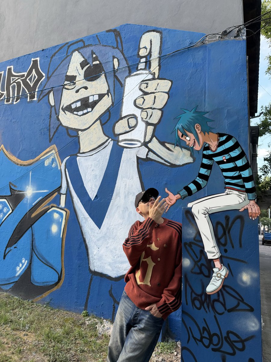 bizarrap's tweet image. Otro sueño cumplido gracias a la música. Una de esas cosas que ni siquiera me atreví a imaginar cuando estaba empezando. Muchisimas gracias por permitirme ser parte de esta cancion, una de las favoritas de toda mi vida, con mis ídolos: @gorillaz 🦍 🌬️ 

ORANGE COUNTY ya…